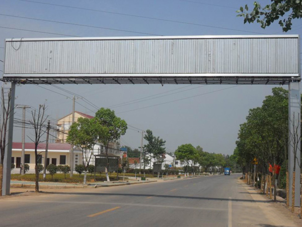 三面翻廣告牌是由一組并排定位的三棱柱構(gòu)成